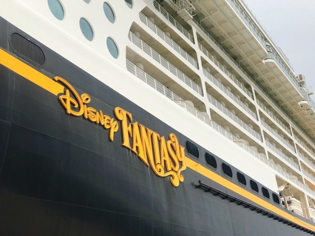 boční pohled na Disney Fantasy loď z Disney Cruise Line.