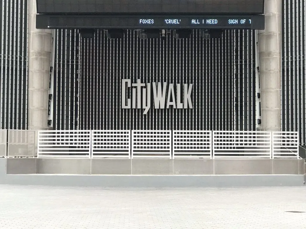 A wall at Universal Studios Hollywood that says CityWalk.