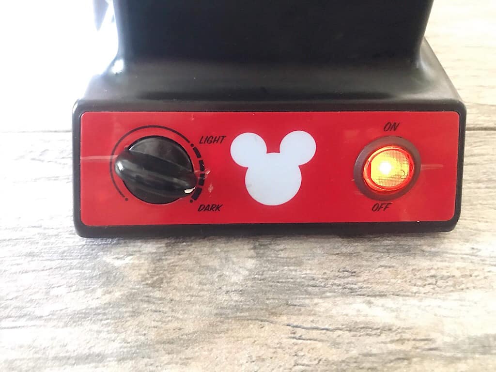Los botones de control de una gofrera de Mickey Mouse.