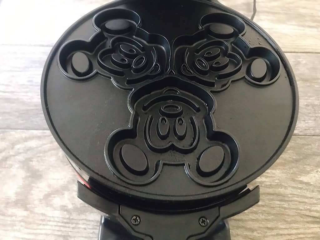 El interior de una gofrera de Mickey Mouse.