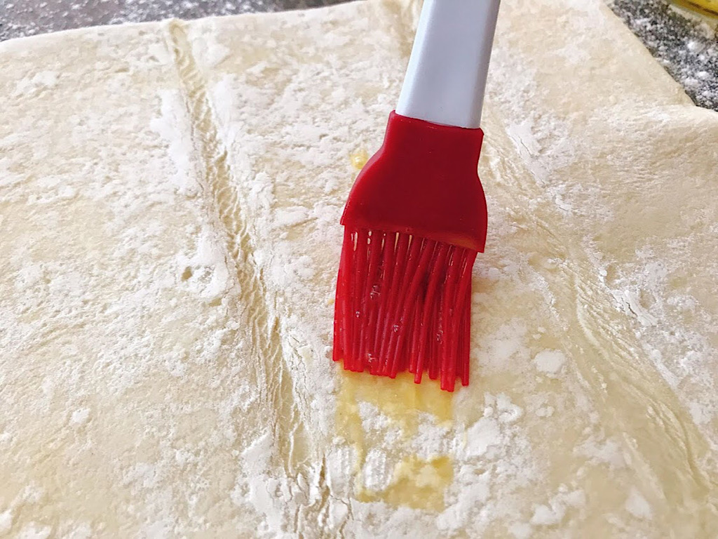 Un pennello da pasticceria e pasta sfoglia