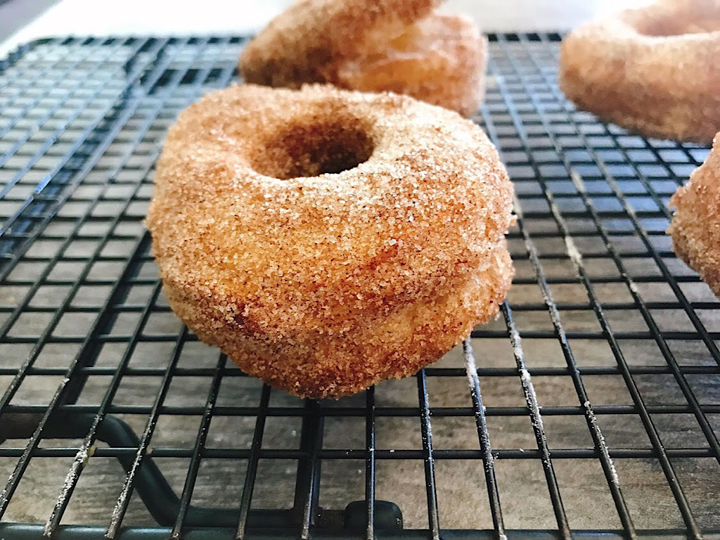 et nærbillede af en hjemmelavet cronut