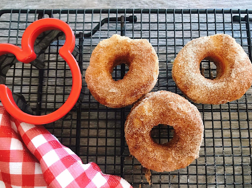 három cronuts és egy Mickey Mouse süti vágó