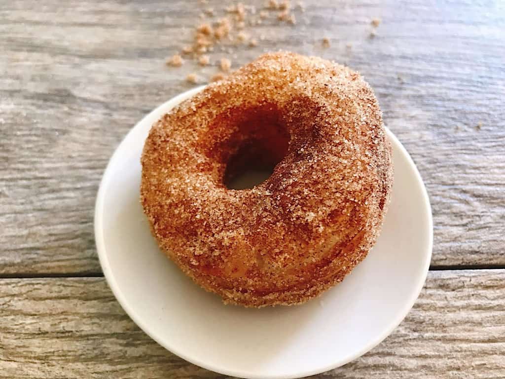 een cronut op een bord