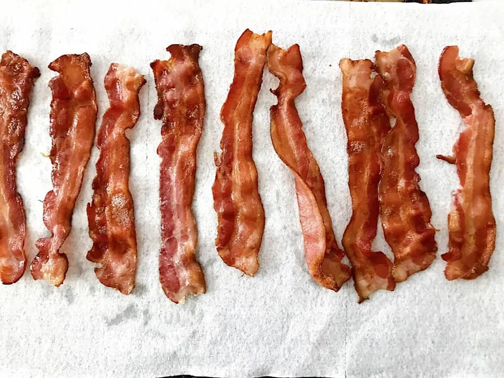 Bacon draining on a paper towel