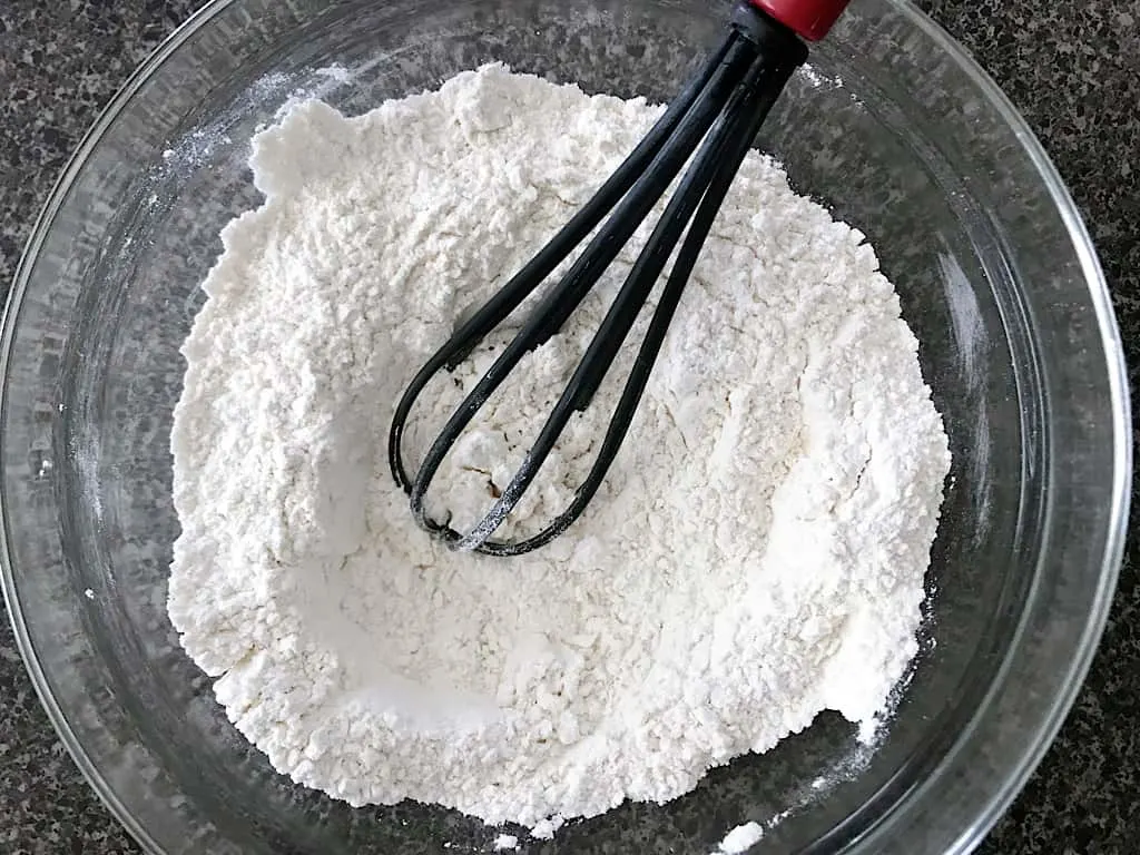 Mix together the flour, baking soda, and salt in a mixing bowl. Set aside.