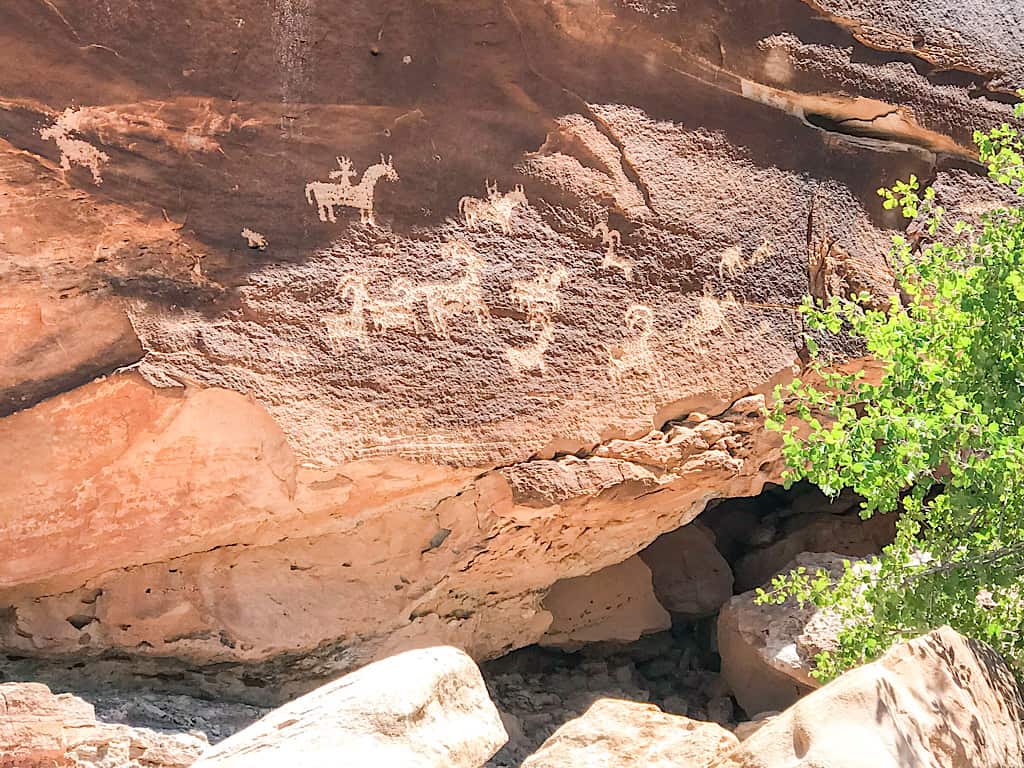 Petrogliphs in Arches National Park with kids