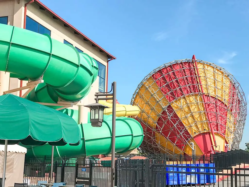 Outside view of Howlin' Tornado at Great Wolf Lodge