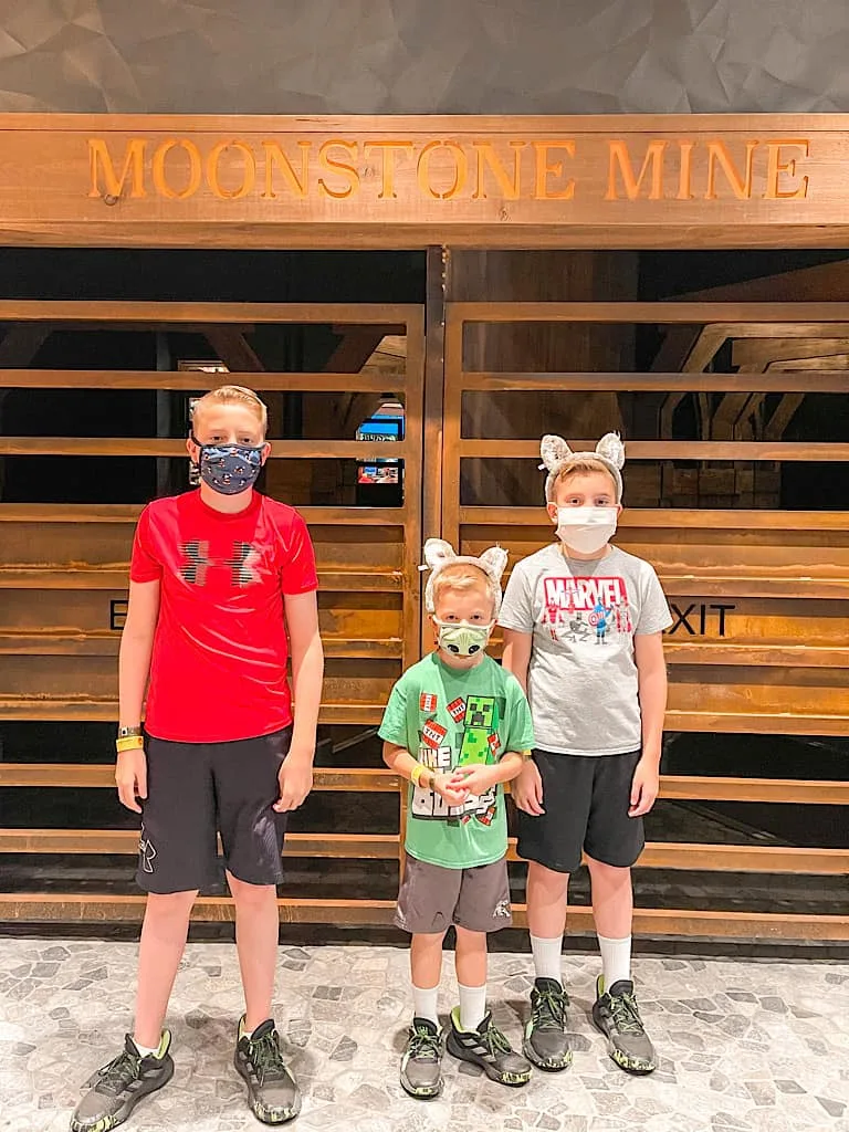 Children wearing masks at Great Wolf Lodge during COVID