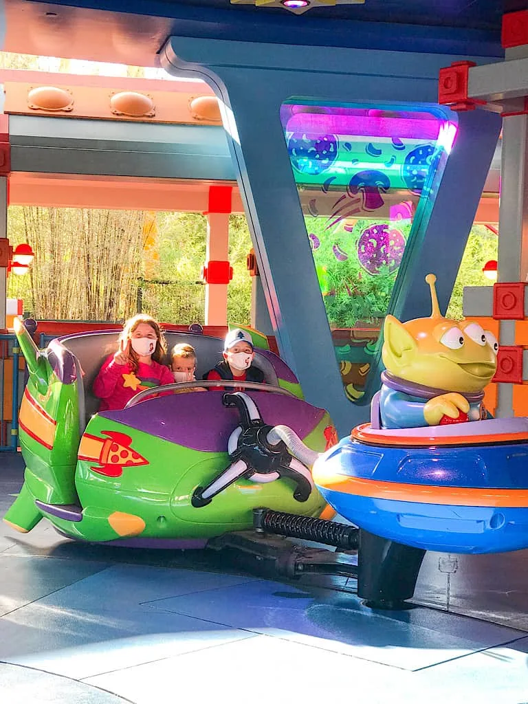 Kids riding on Alien Swirling Saucers at Disney World
