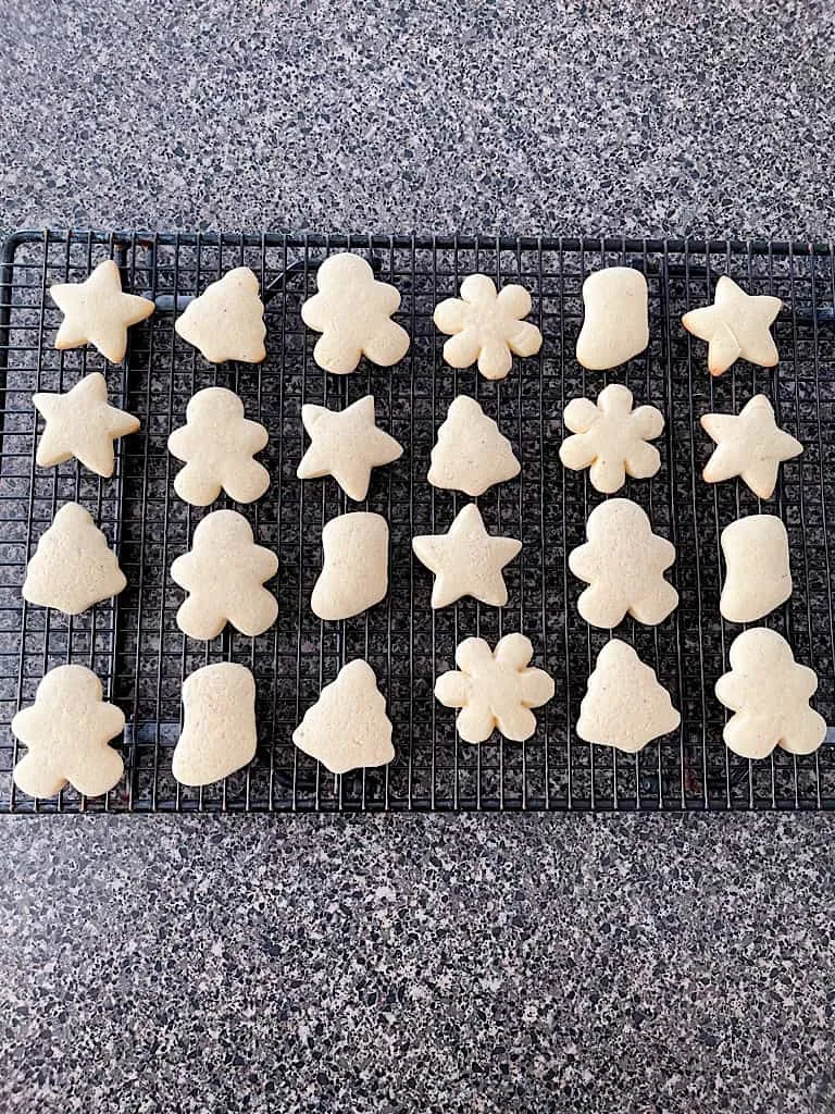 Allow the cookies to rest on the baking sheet for one minute, after removing them from the oven. Then transfer to a cooling rack.