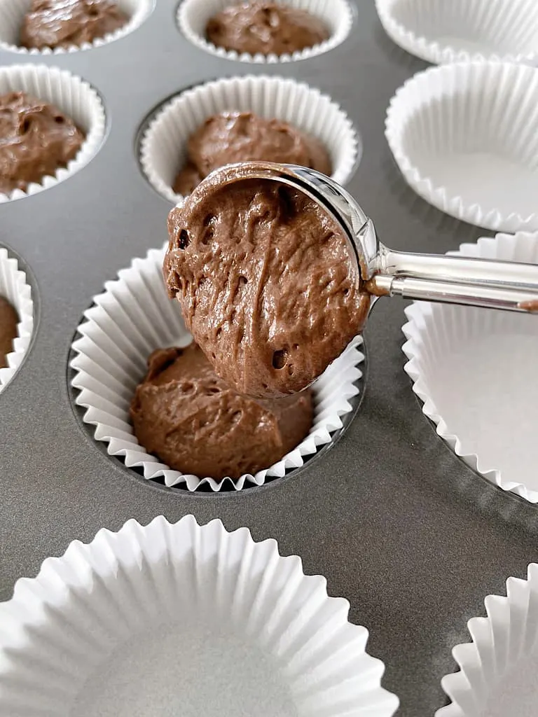 Add 3 tablespoons of cake mix to each cup.