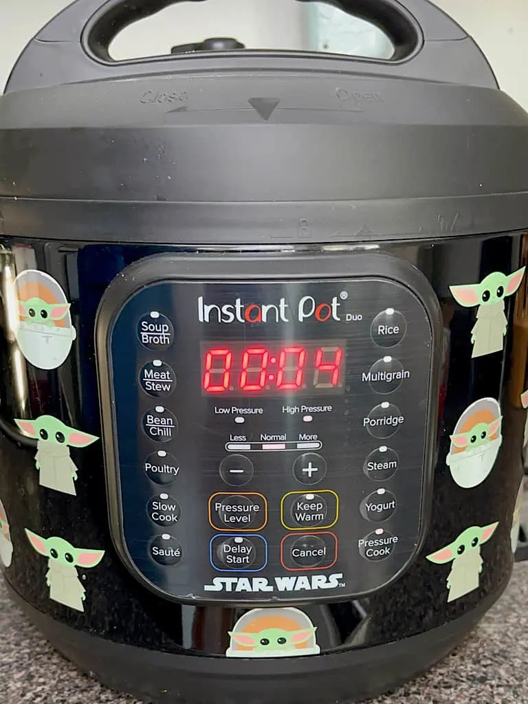 An Instant Pot set to pressure cook for 4 minutes.