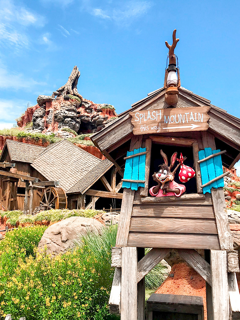 Splash Mountain sign at Magic Kingdom.