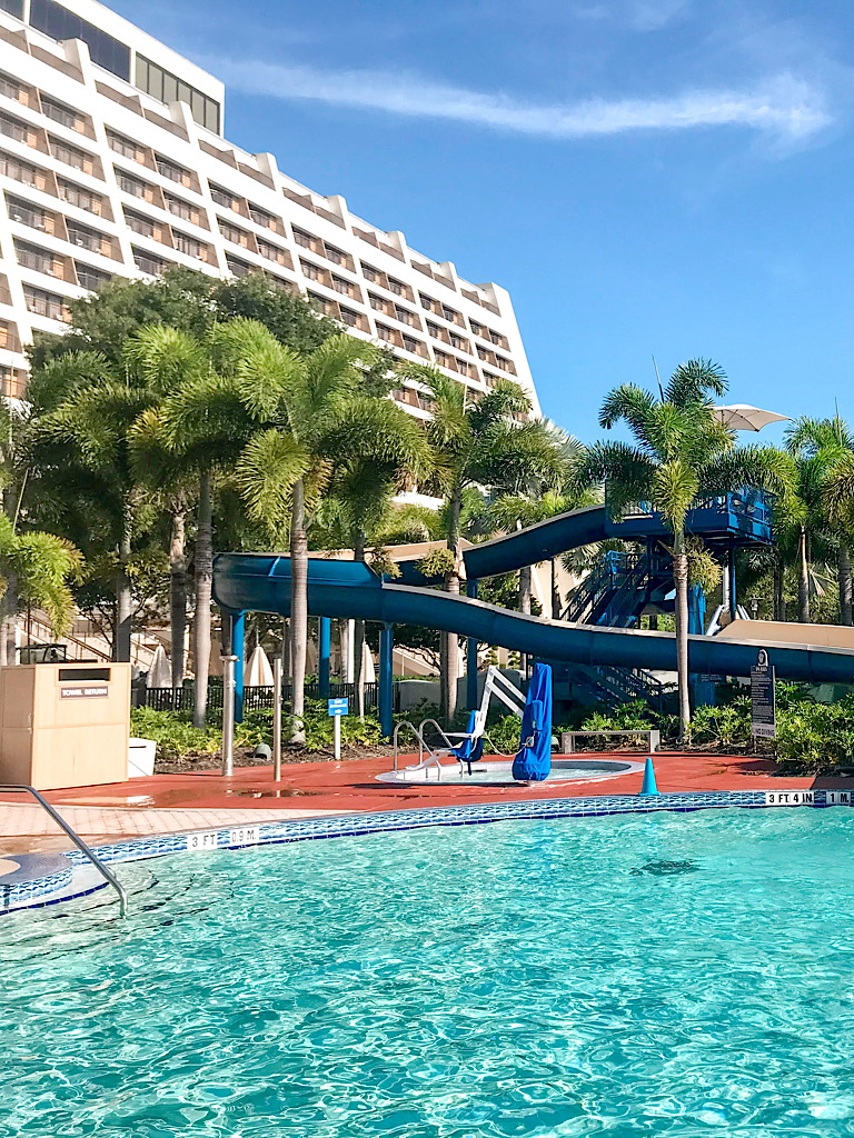 área de piscina do Disney's Contemporary Resort.