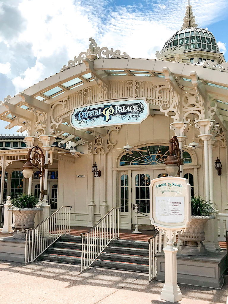 Restaurace Crystal Palace v Disney Worldu.