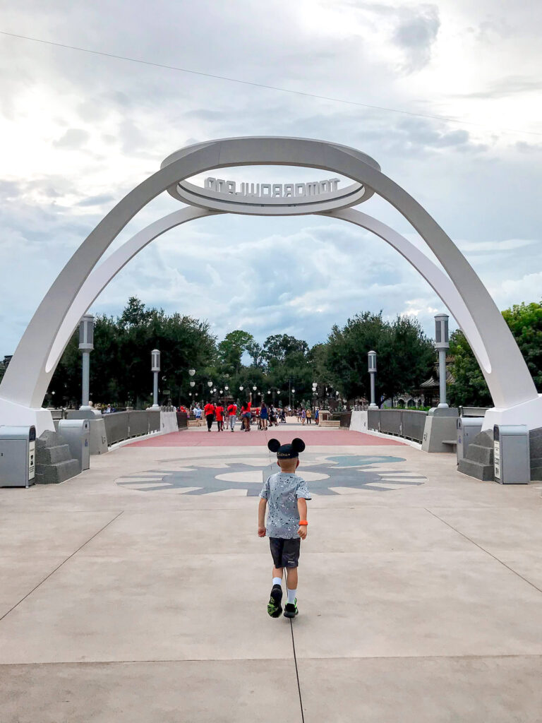 egy fiú Mickey sapkában a Tomorrowland előtt.