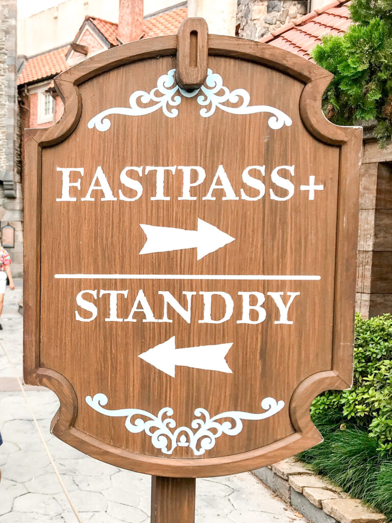 Fastpass + semn pentru Frozen Ever After la Epcot.