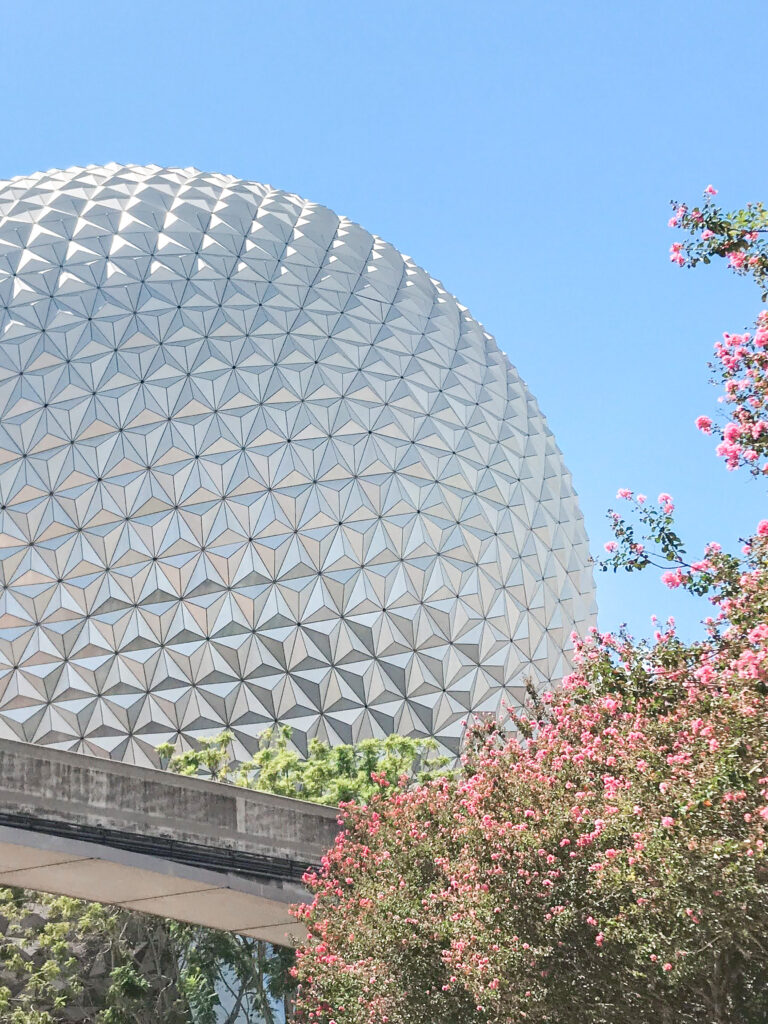 En visning Av Spaceship Earth På Epcot.