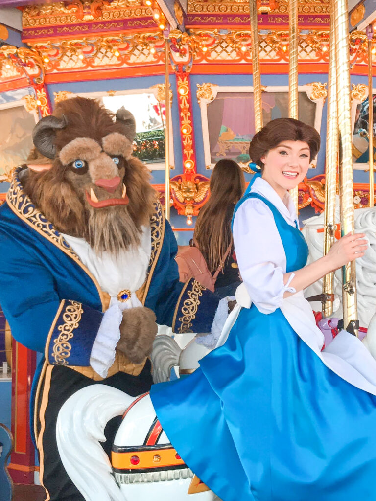 Belle och Odjuret på en karusell på Disneyland.