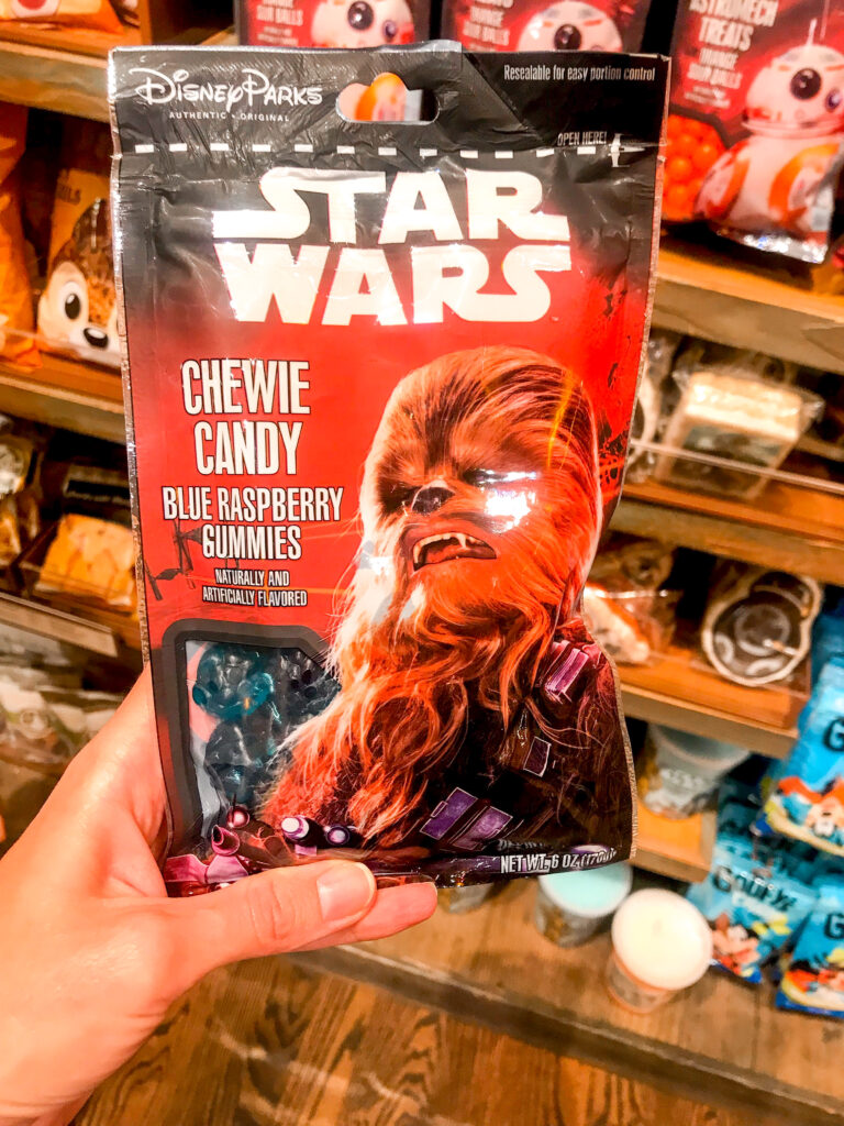 Una bolsa de caramelos temáticos de Star Wars de Disney.