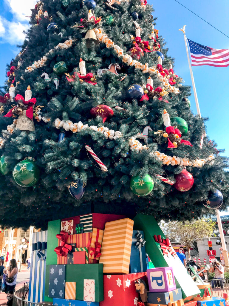 Close up vista del fondo dell'albero di Natale in Disney Magic Kingdom