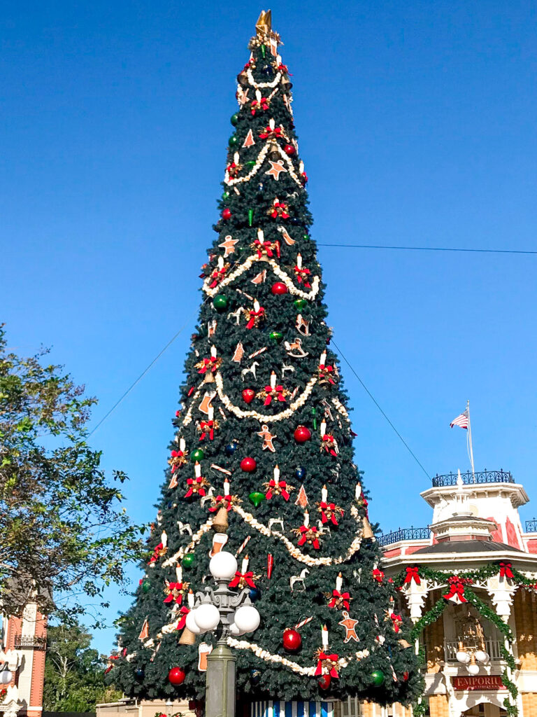 vánoční strom na hlavní ulici v Magic Kingdom.