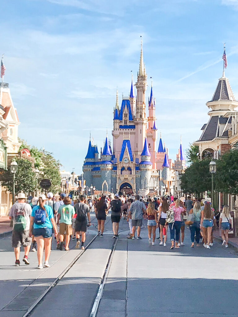 Cinderella Castle i Main Street USA w Disney World.