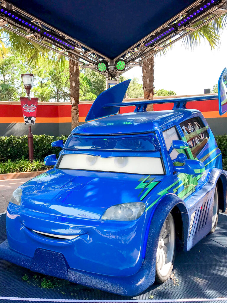 een levensgrote karakter auto uit de film Cars gevonden in Disney ' s Hollywood Studios.