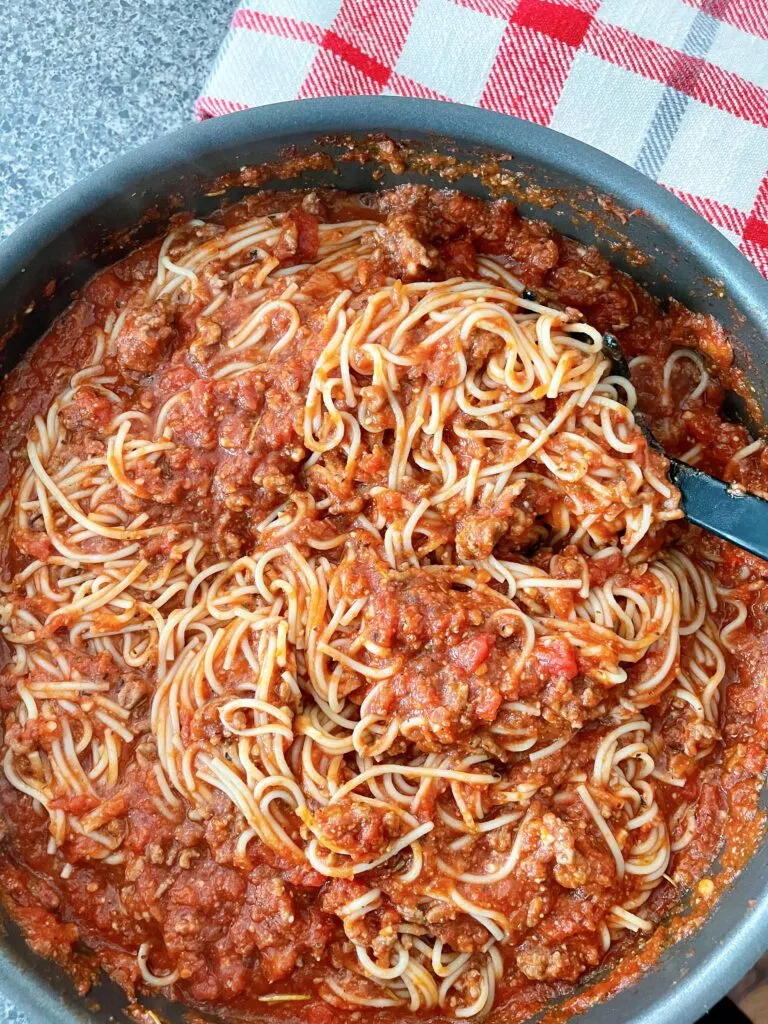 A pan of spaghetti and spaghetti sauce.