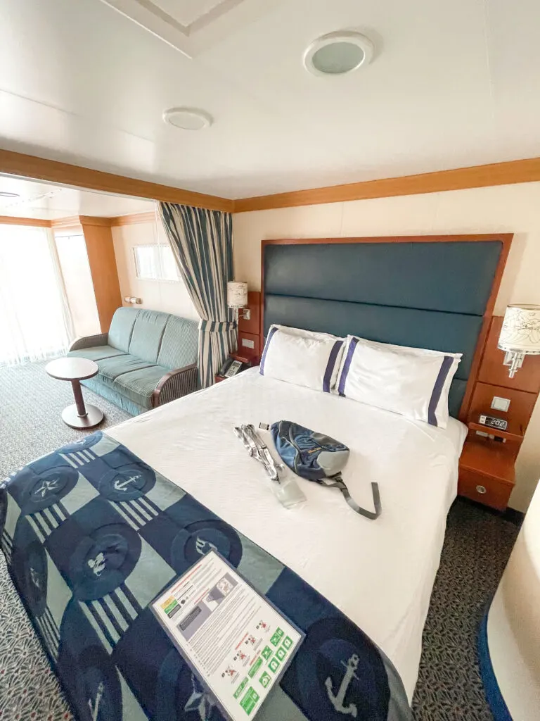 Queen bed and sitting area of Disney Dream stateroom 8614.