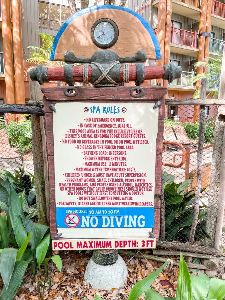 A sign showing spa and hot tub rules.