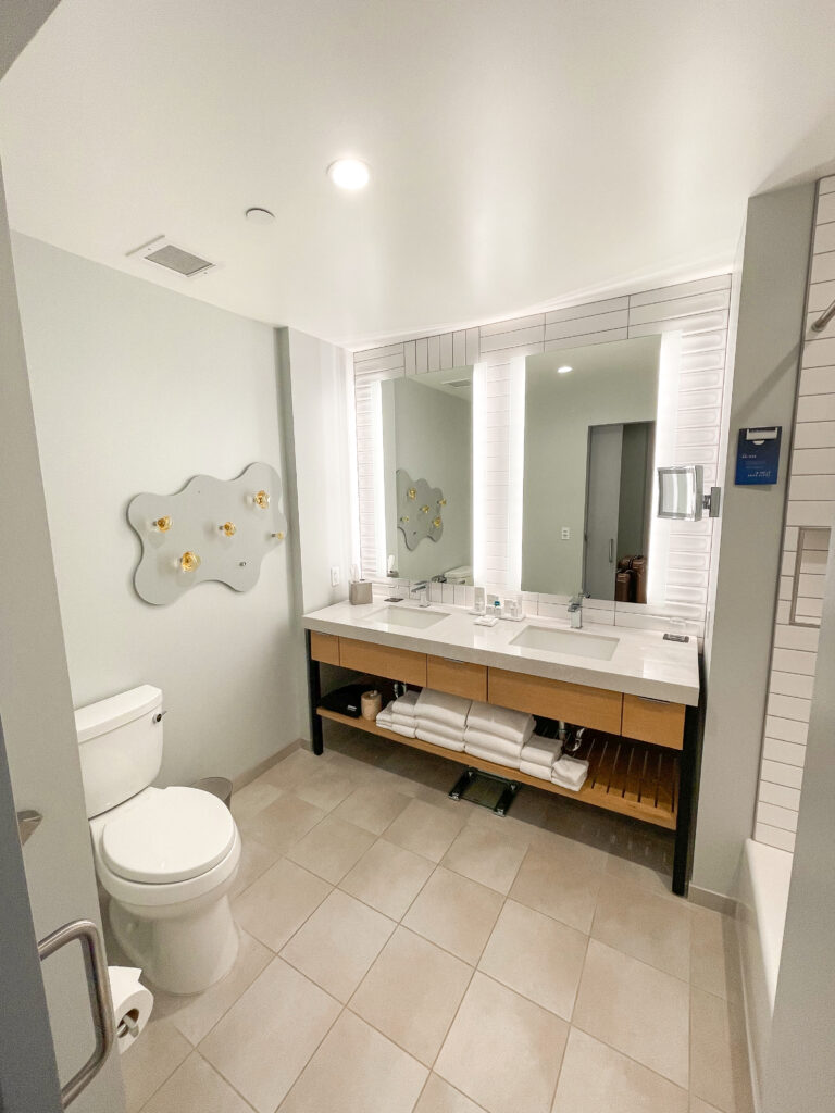 Bathroom in a guest room at Radisson Blu Ahaheim.