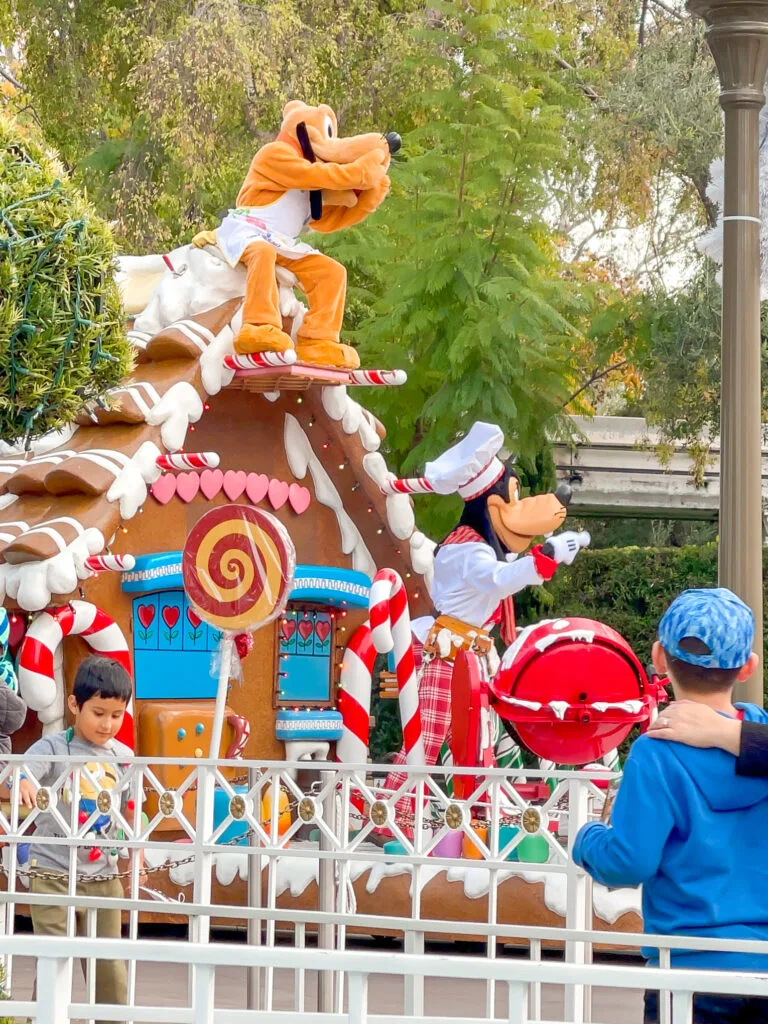 Goofy and Pluto on a parade float.