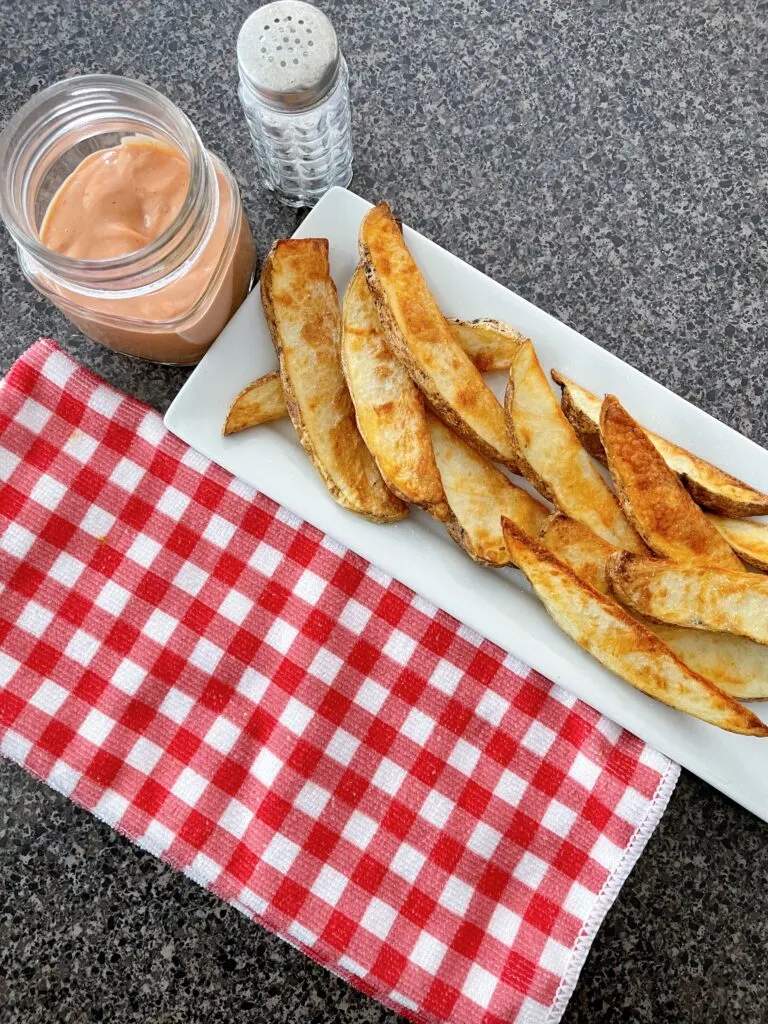 Potato wedges and fry dipping sauce.
