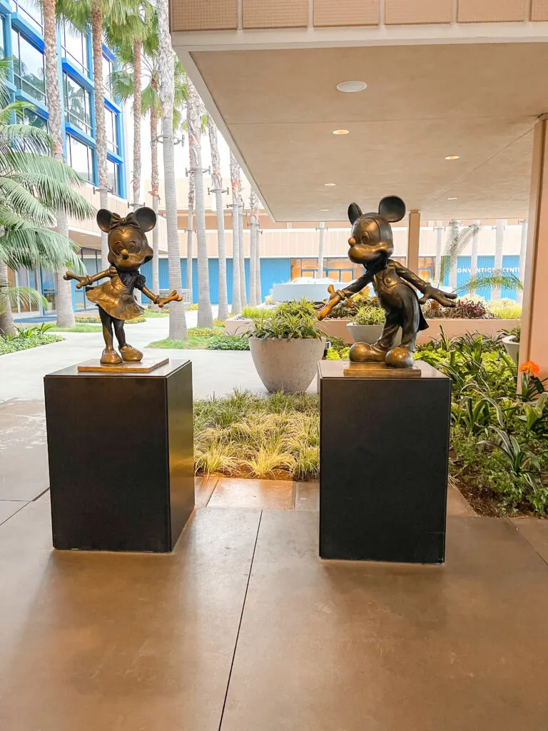 Mickey & Minnie Mouse statues at the Disneyland Hotel.