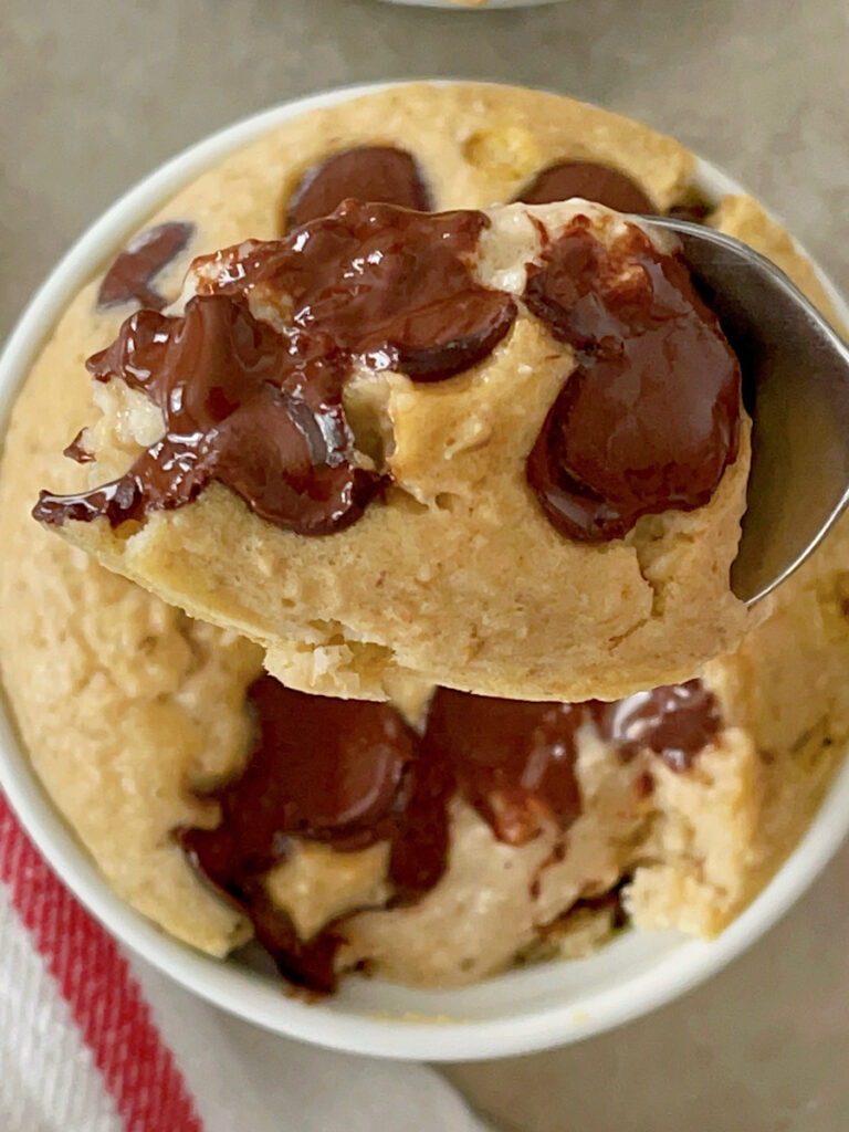 TikTok Baked Oats with chocolate chips on a spoon.