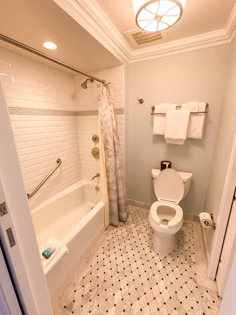 A bathroom with a shower/tub combination and toilet.