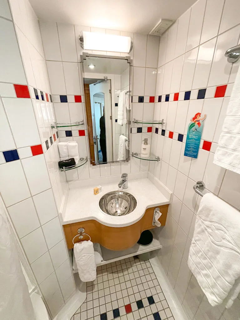 Split bathroom in Disney Dream room 9504.