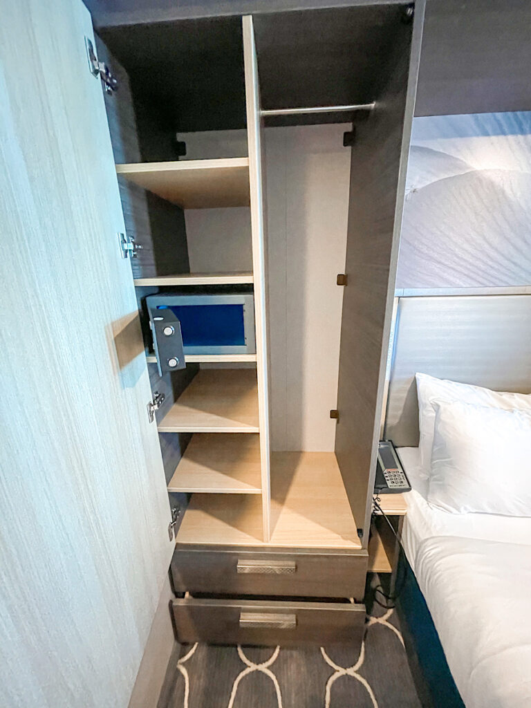 Closet with shelves in Harmony of the Seas 14156.