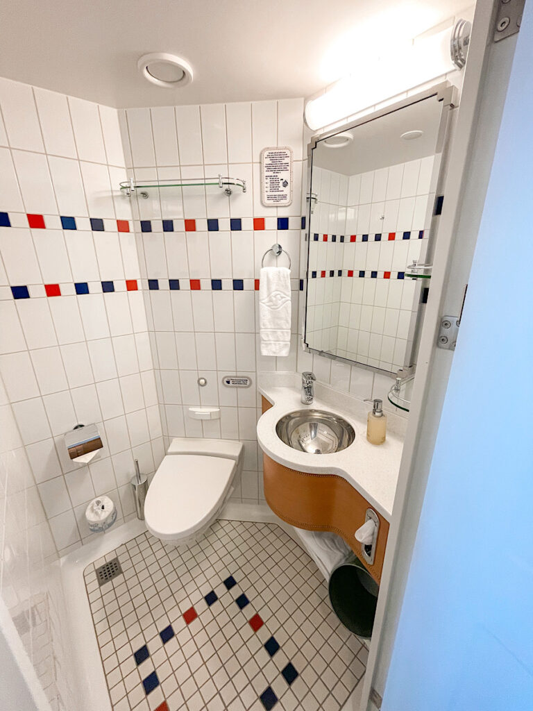 Split bathroom on the Disney Dream room 9524.