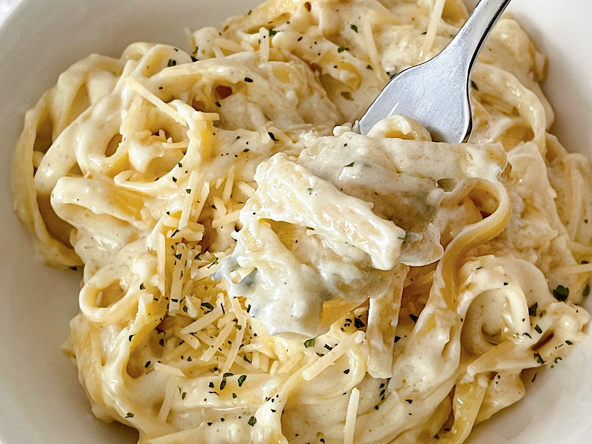 A bowl of copycat Olive Garden fettuccine Alfredo.