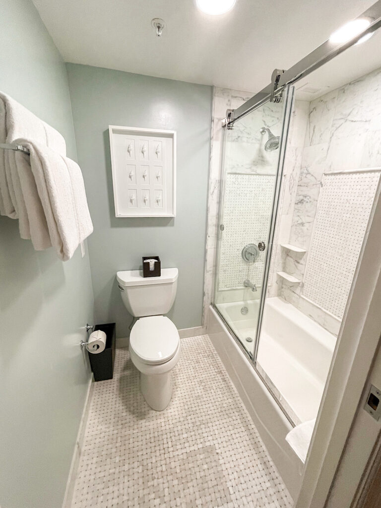 Toilet and tub/shower in the second bedroom of the Newport Presidential Suite.