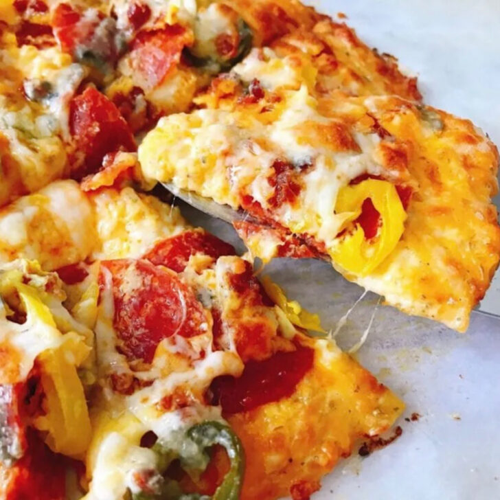 A keto pizza made with keto-friendly ingredients.